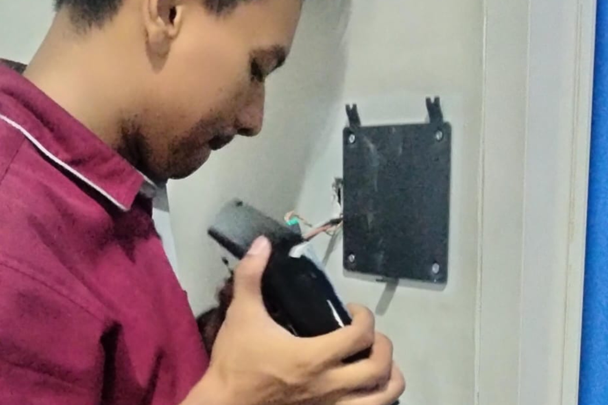 Instalasi Mesin Absensi