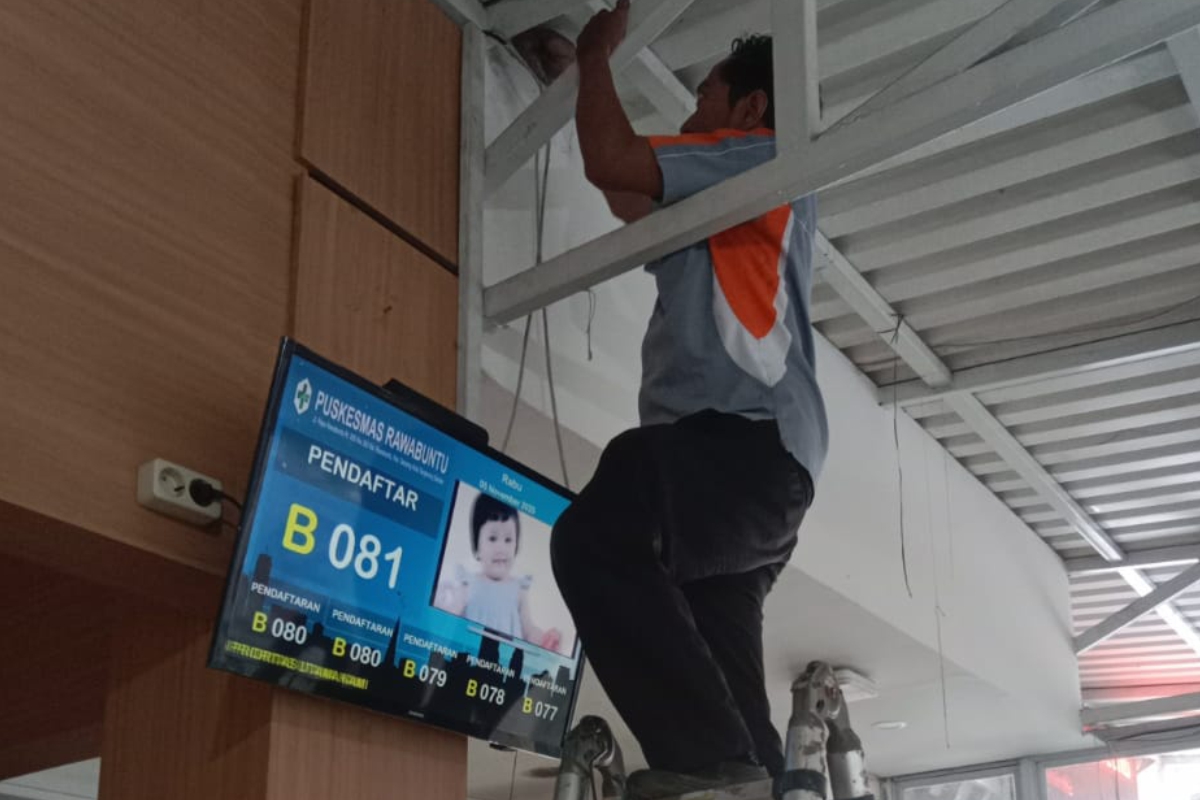 Proses penyetingan CCTV oleh teknisi